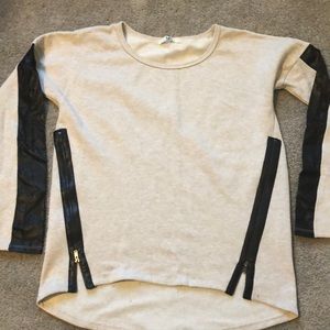 Sweatshirt with leather detail